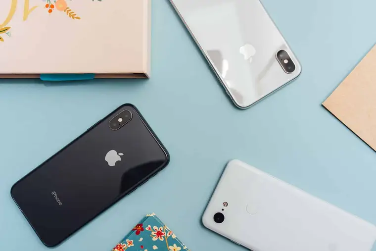 Main bloquant un appel indésirable dans l’historique d’un smartphone