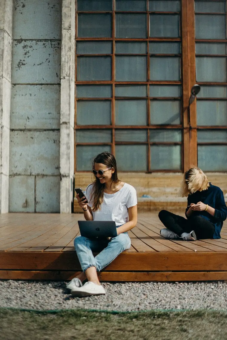 Créatrice de contenu préparant une vidéo avec smartphone, trépied et objets du quotidien