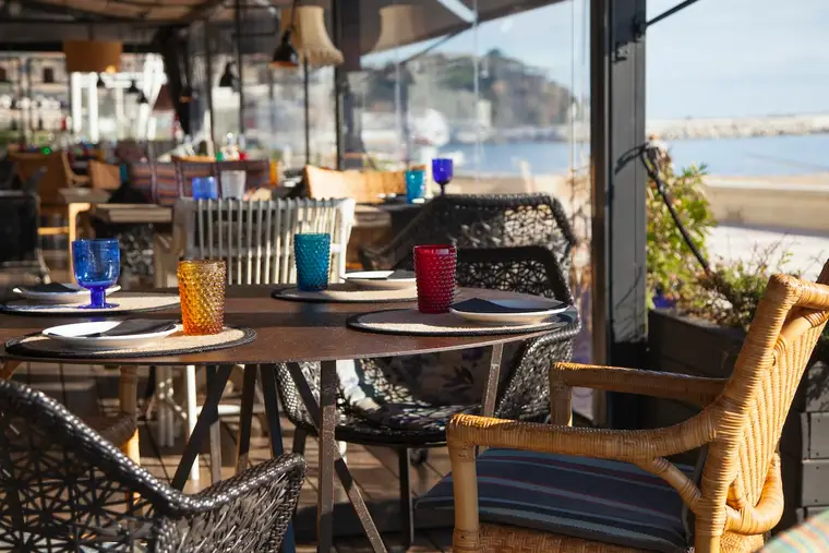 Artisan équipé vissant des lames sur une terrasse en bois basse