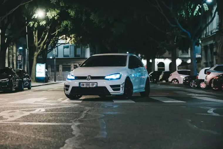 Chargeur intelligent relié à la batterie 12 V d’une voiture capot ouvert