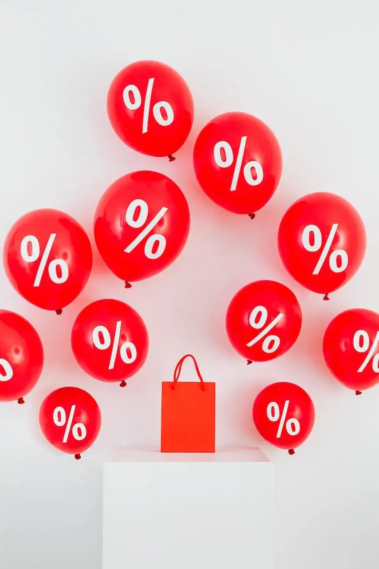 Calcul d’une remise avec calculatrice, ticket et étiquette de prix
