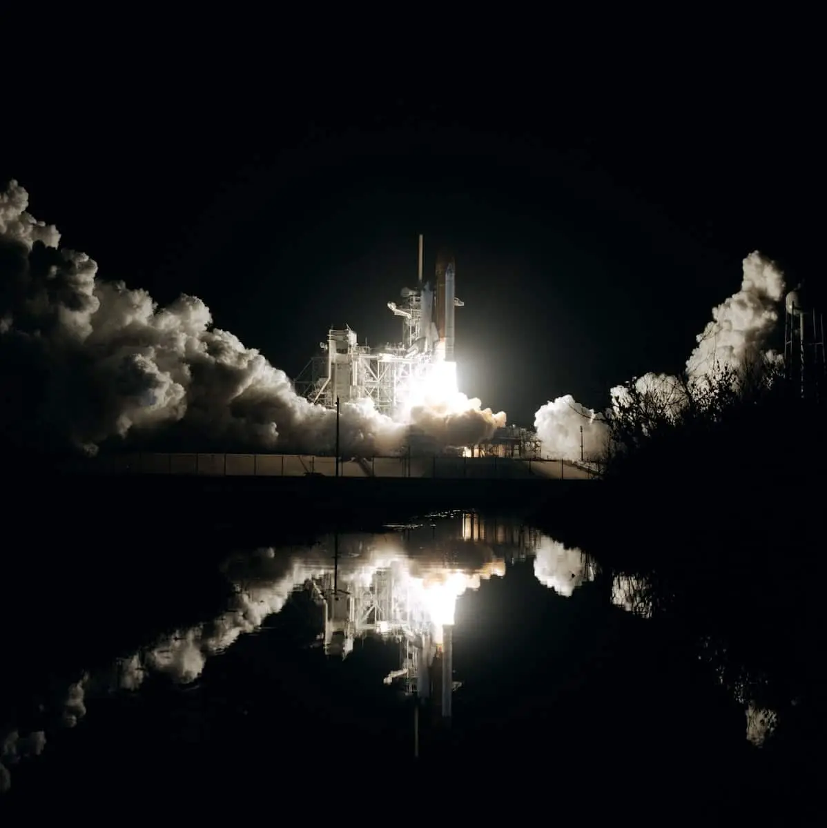 Candidate astronaute s’entraînant dans un simulateur spatial avec une équipe