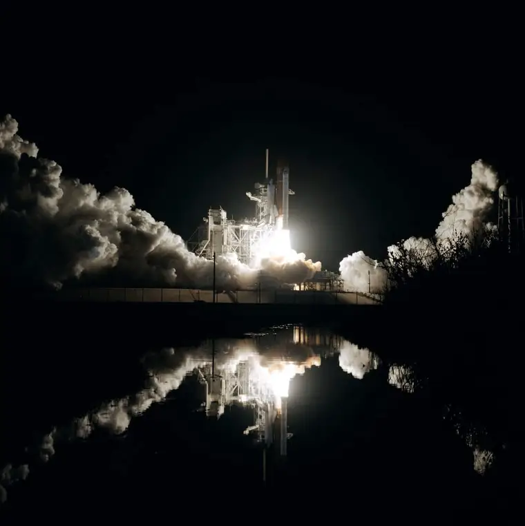 Candidate astronaute s’entraînant dans un simulateur spatial avec une équipe