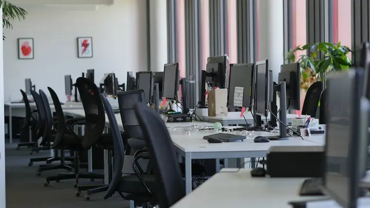 Salarié et responsable RH discutant d’une rupture de CDI