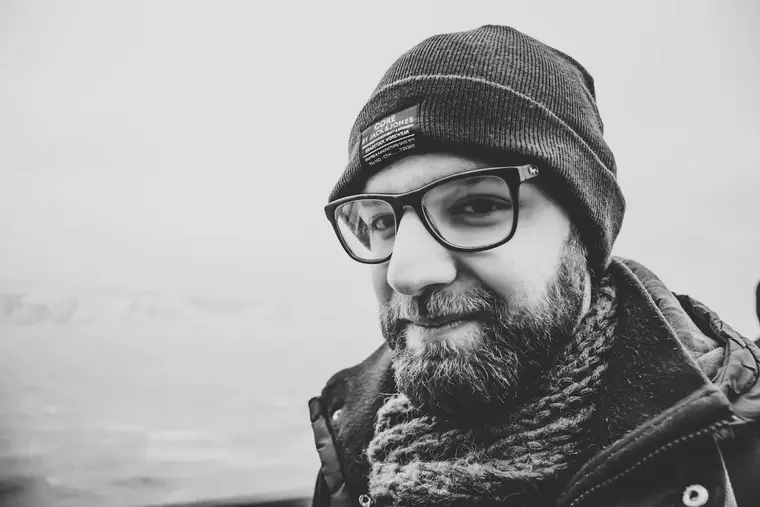 Homme brossant une barbe courte devant un miroir de salle de bains