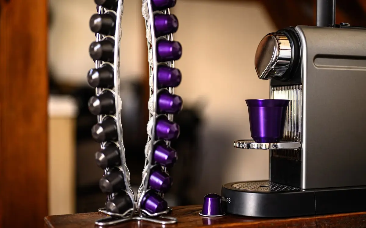 Détartrage d’une machine à café à capsules avec réservoir et récipient collecteur