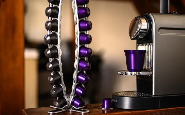 Détartrage d’une machine à café à capsules avec réservoir et récipient collecteur