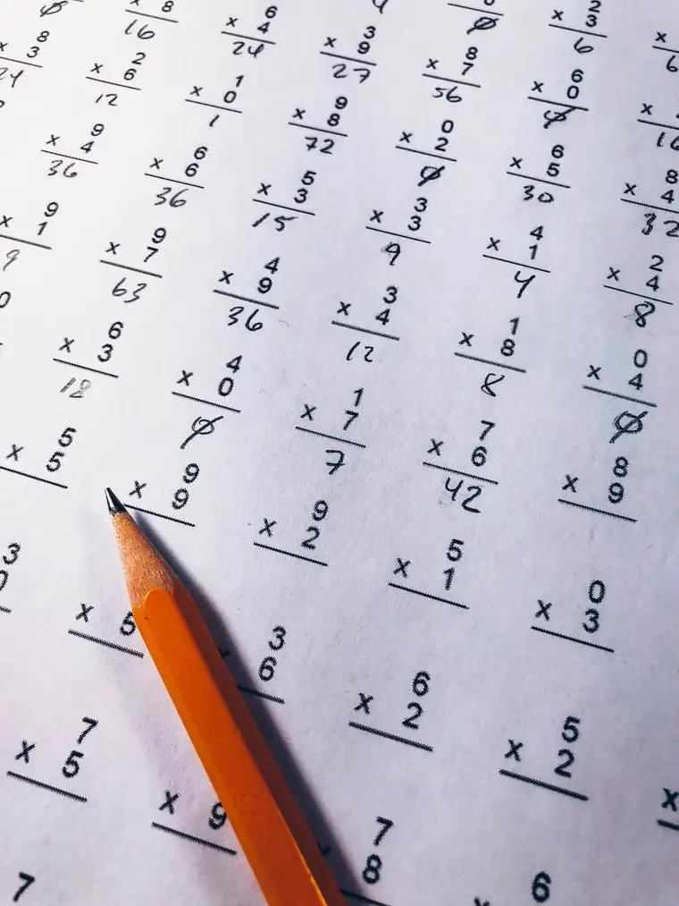 Mains calculant une hausse avec carnet, crayon et pièces en euros