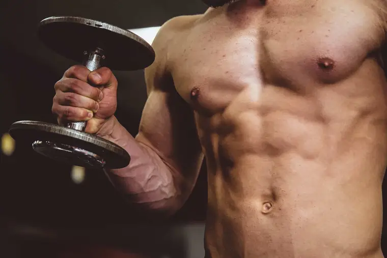 Sportif préparant un repas équilibré après une séance de renforcement musculaire