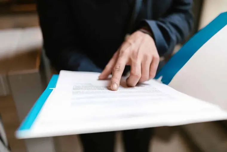 Personne réunissant bail, identité et coordonnées bancaires avant une demande CAF