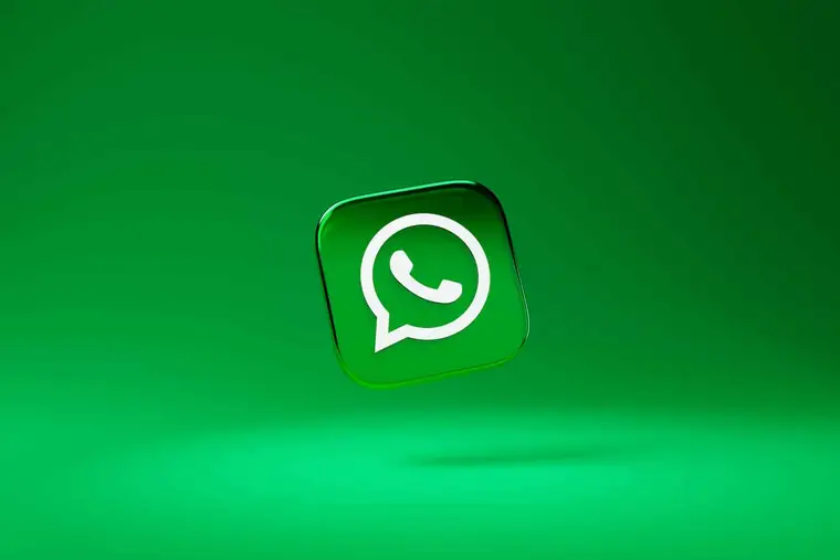 Main tenant un smartphone pour gérer ses contacts dans une application de messagerie