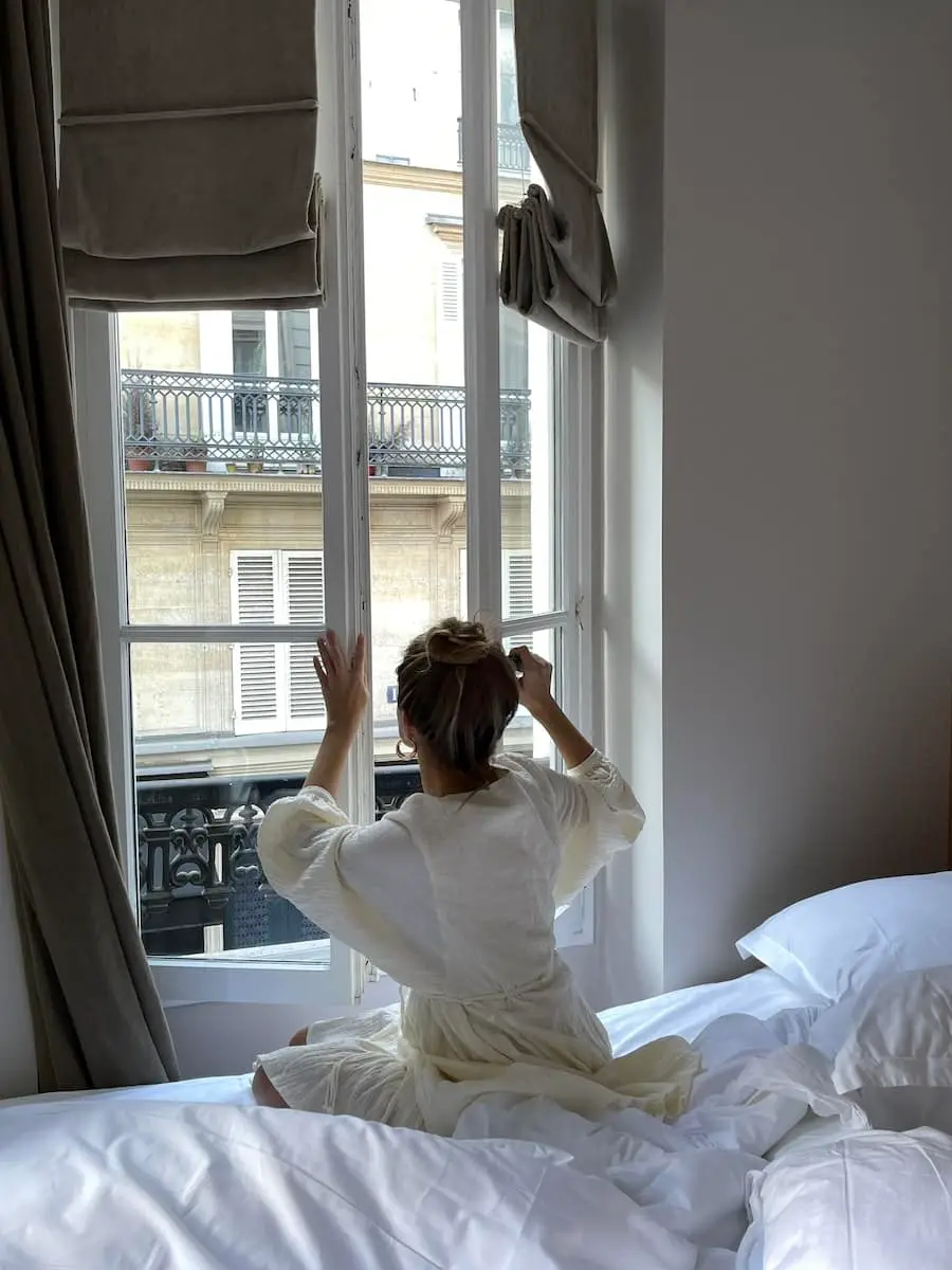 Sage-femme échangeant avec un couple après une perte de grossesse