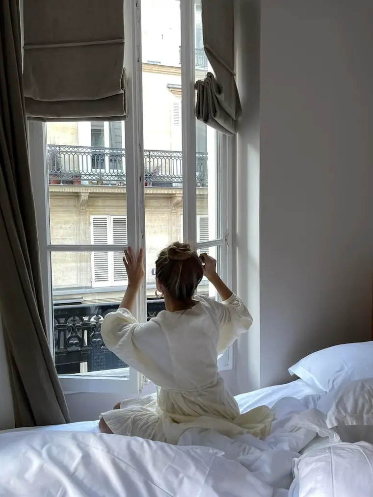 Sage-femme échangeant avec un couple après une perte de grossesse