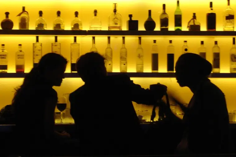Adulte seul à une table de café près d’une fenêtre