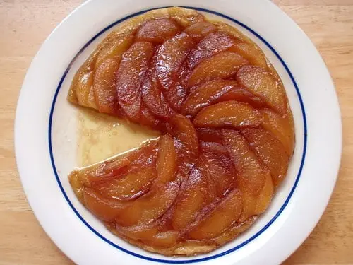 Tarte Tatin démoulée avec pommes caramélisées brillantes et pâte dorée