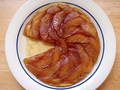 Tarte Tatin démoulée avec pommes caramélisées brillantes et pâte dorée