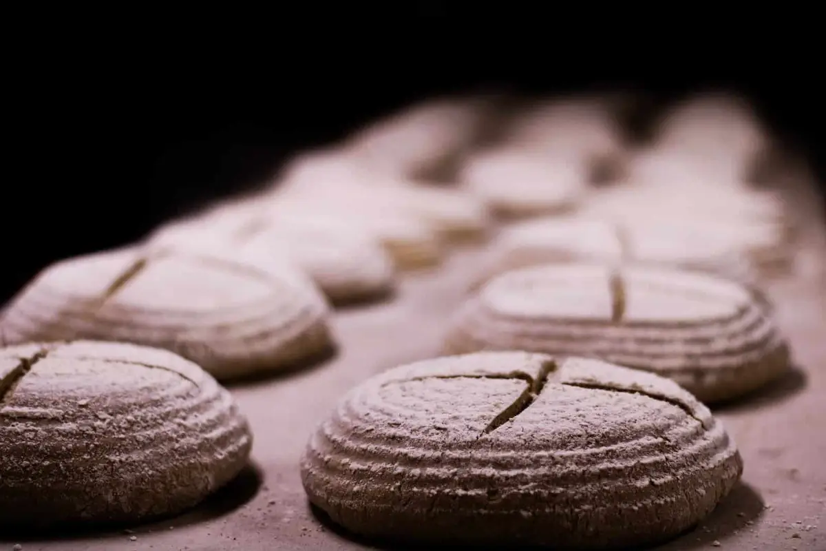 Pain d’épices maison tranché sur une table en bois avec miel et épices