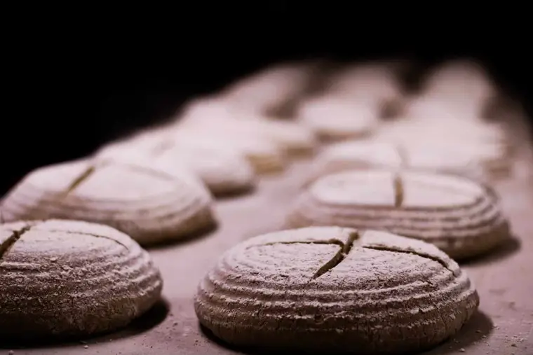 Pain d’épices maison tranché sur une table en bois avec miel et épices