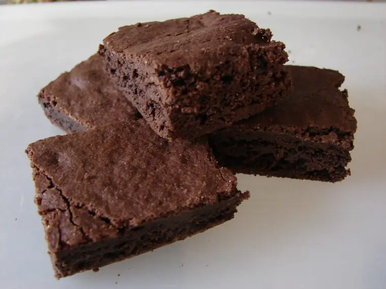 Carrés de brownie au chocolat fondant dans un moule chemisé de papier cuisson