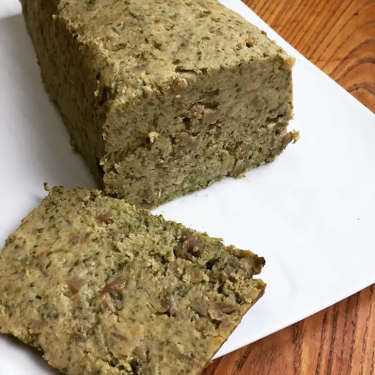 Bol de lentilles corail au curry, coco, tomate et coriandre fraîche