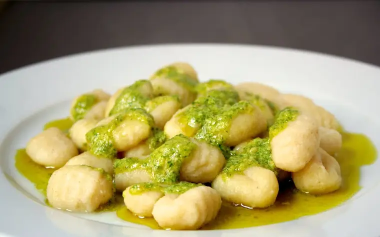 Gnocchi maison striés retirés d’une casserole d’eau frémissante avec une écumoire