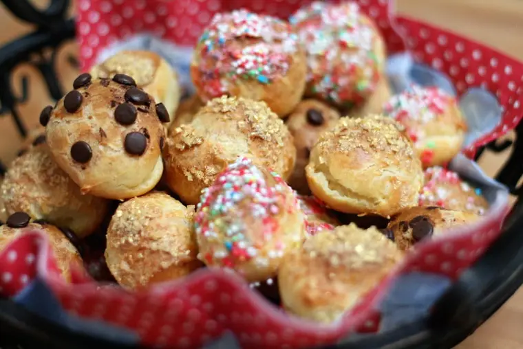 Chouquettes dorées au sucre perlé refroidissant sur une plaque de cuisson