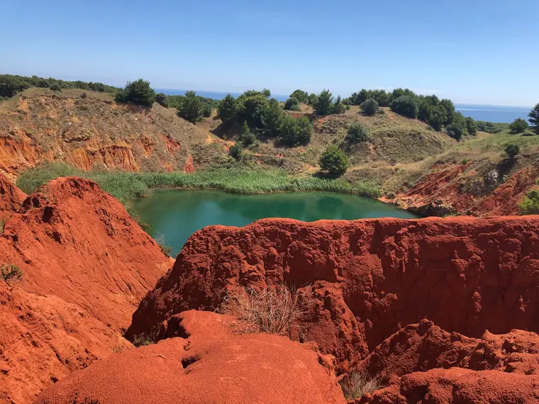 Village blanc des Pouilles au-dessus d’une crique turquoise sur la côte adriatique