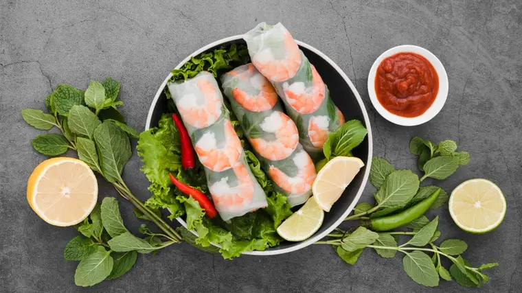 Rouleaux de printemps aux crevettes, vermicelles, crudités et herbes fraîches