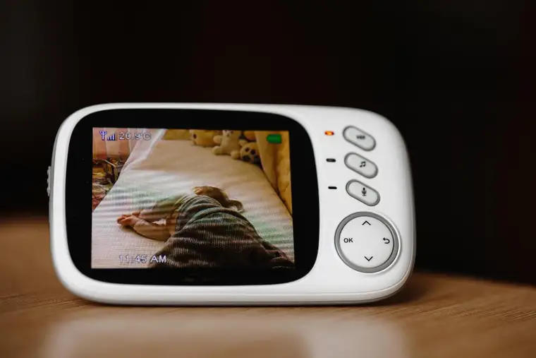 Caméra de babyphone fixée en hauteur loin d’un lit de bébé