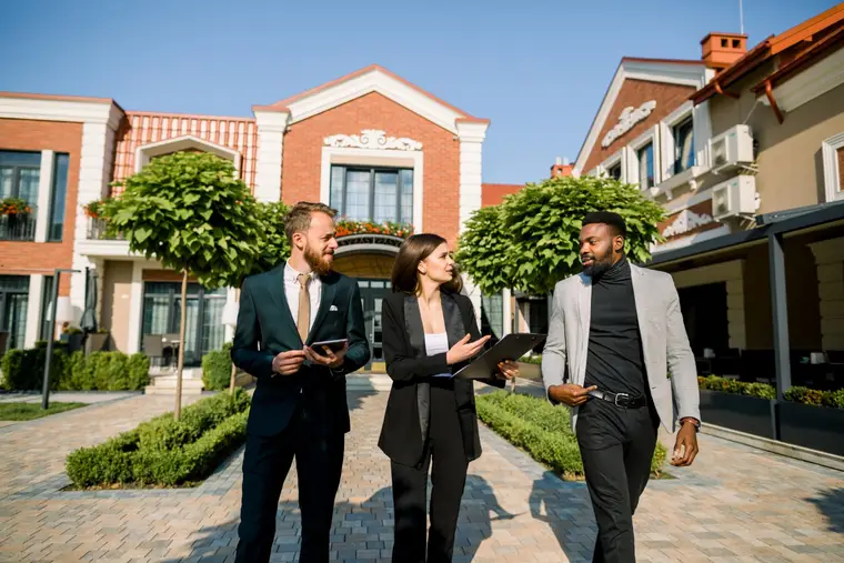Associés et notaire examinant une structure de détention immobilière