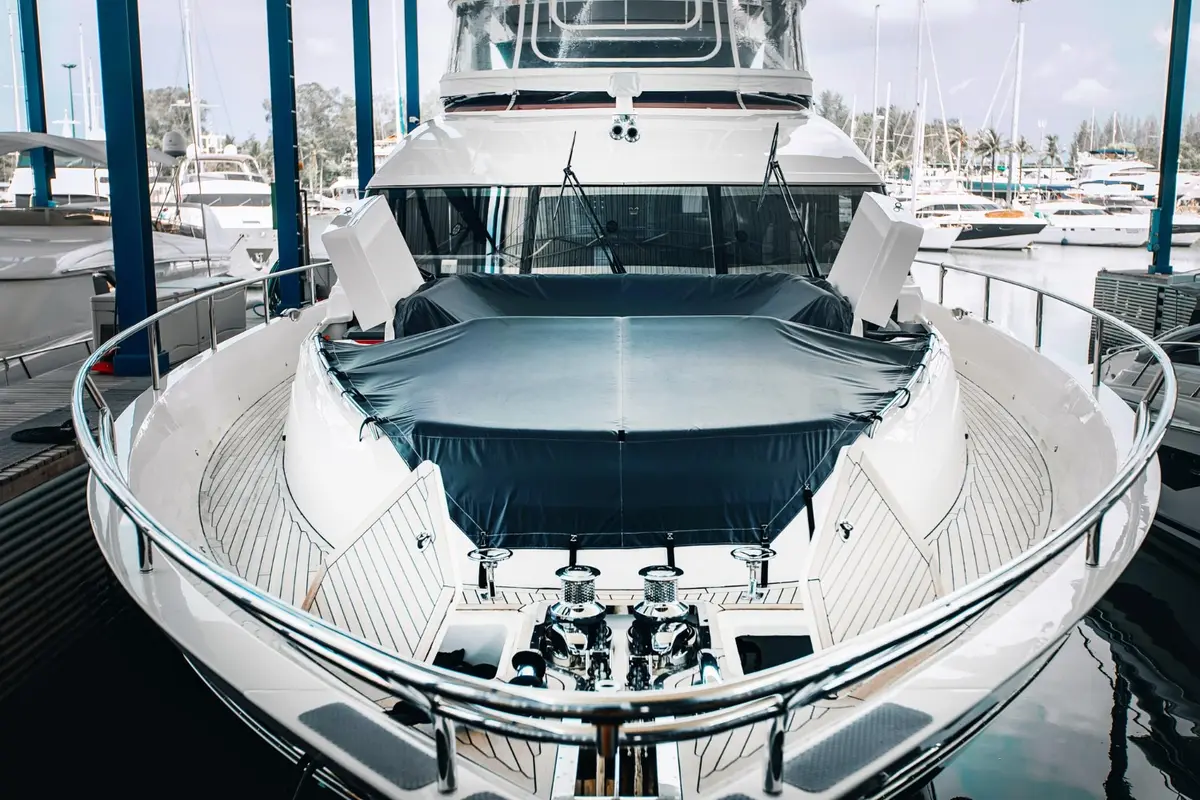 Bateau open familial au mouillage dans une crique avec équipements de sécurité