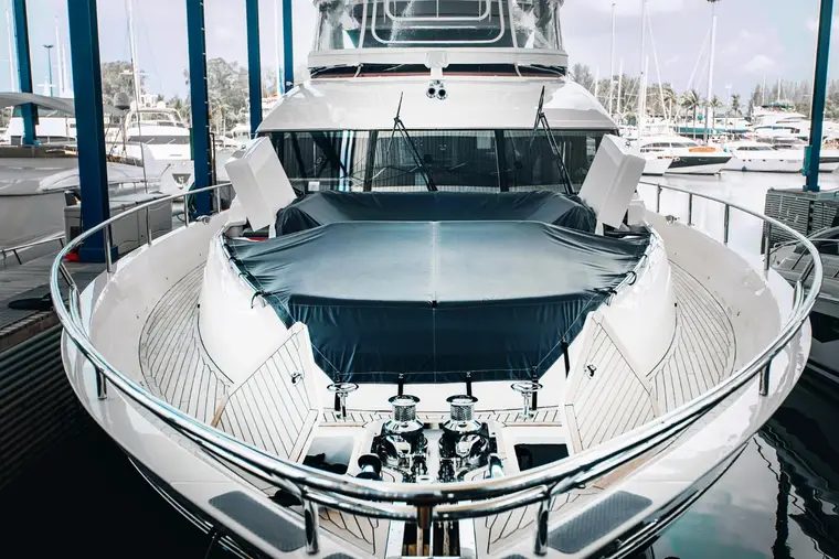 Bateau open familial au mouillage dans une crique avec équipements de sécurité