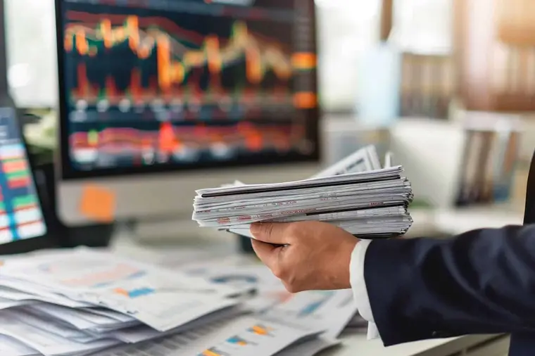 Investisseur consultant un avis d’opération sur titres et ses documents financiers