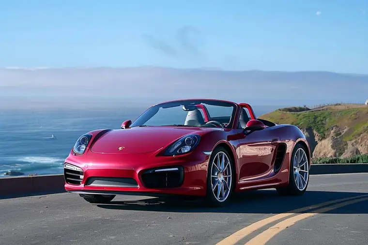 Roadster sportif décapoté inspecté avant un essai sur route de campagne