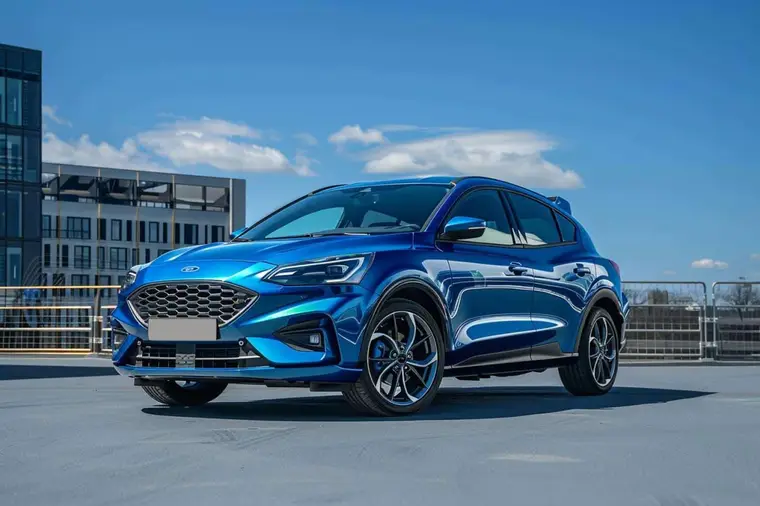 Ford Focus compacte bleue roulant sur une route départementale française