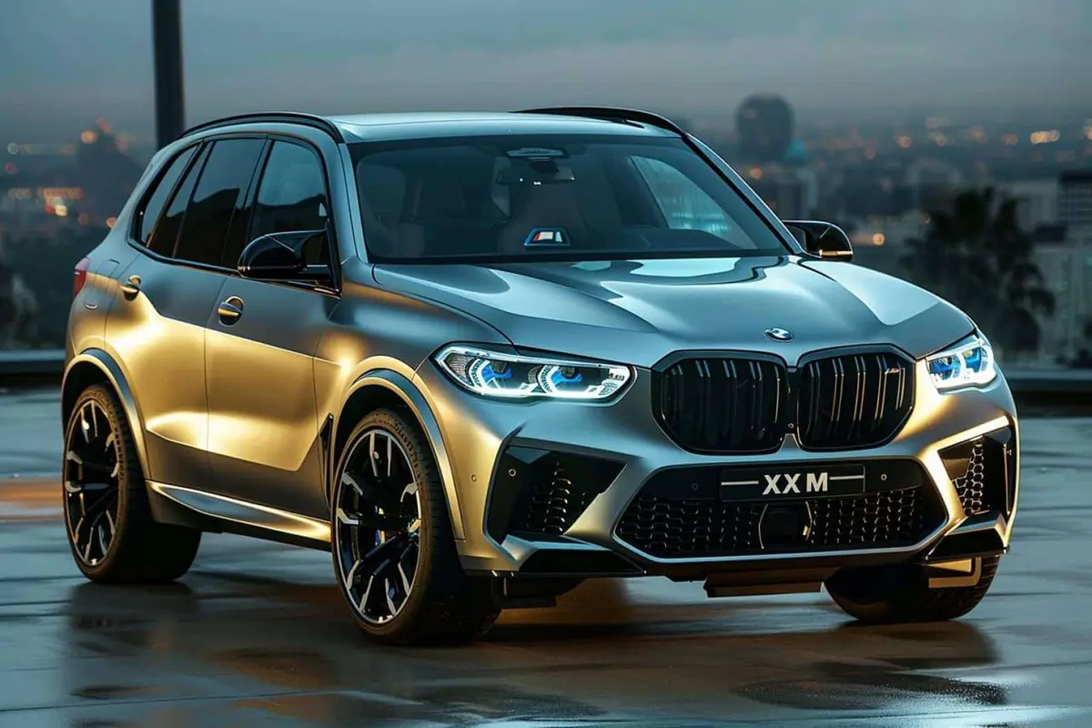SUV sportif gris vu de trois quarts avant sur route alpine
