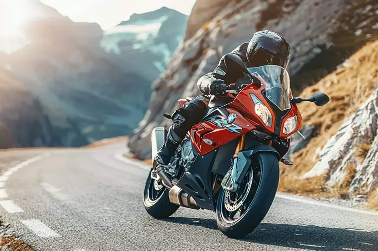 Motard équipé près de sa moto garée, documents d’assurance en main