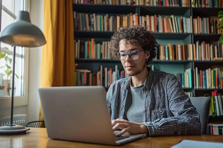 Rédacteur organisant un plan d’article sur un bureau lumineux