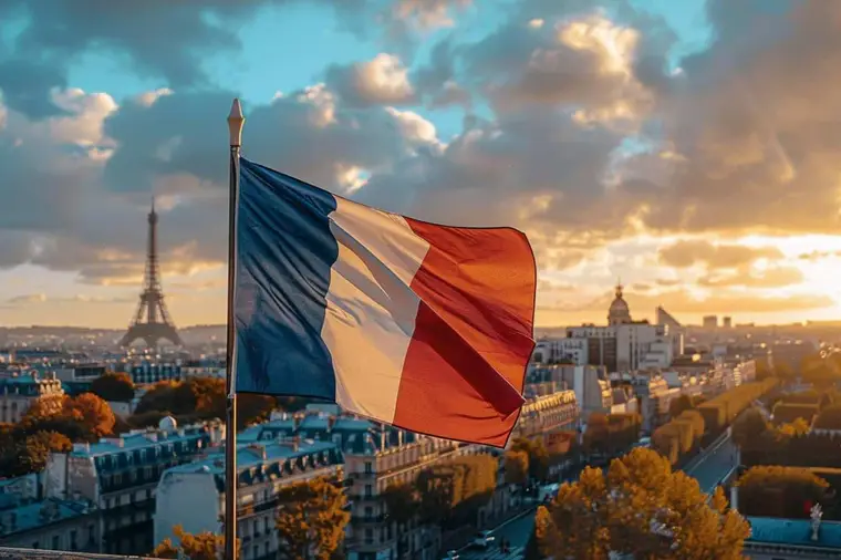 Visiteurs et habitants échangent dans une place historique française ensoleillée