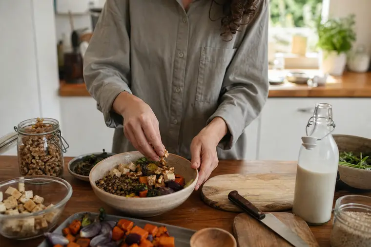 Préparation d’un repas vegan avec tofu, lentilles, céréales et légumes