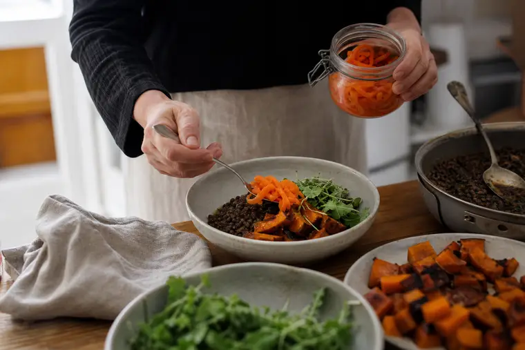 Bol de lentilles et courge garni de carottes lactofermentées