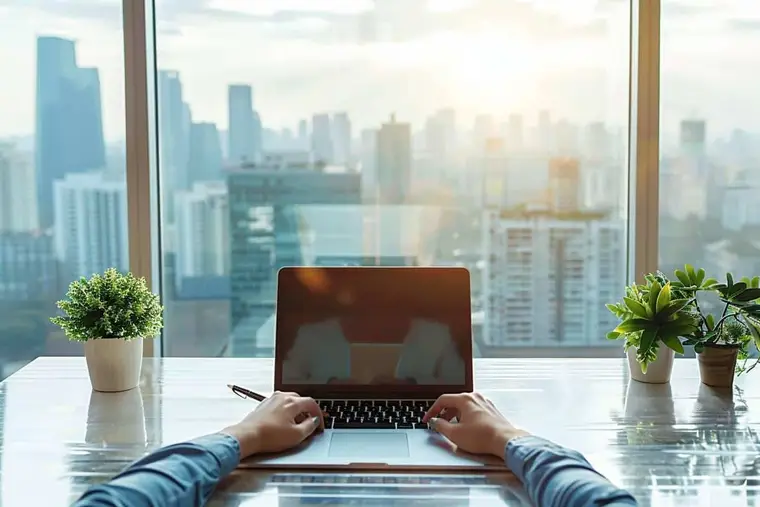 Consultante préparant une proposition commerciale avec documents et calculatrice sur un bureau