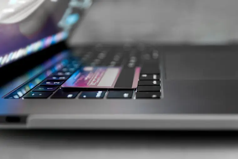 Utilisateur vérifiant une facture de licence logicielle près de son ordinateur portable